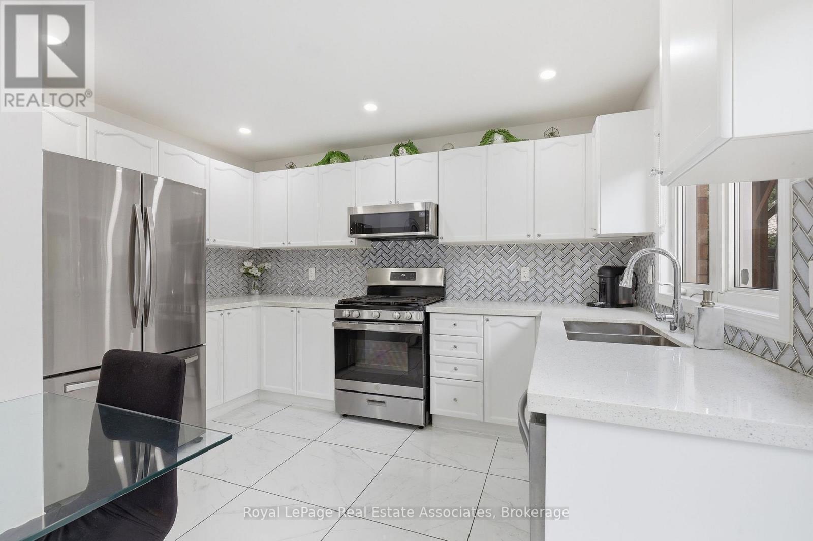 392 Tonelli Lane, Milton, ON - Indoor Photo Showing Kitchen With Double Sink