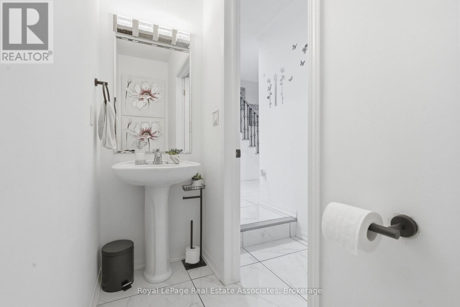 392 Tonelli Lane, Milton, ON - Indoor Photo Showing Bathroom