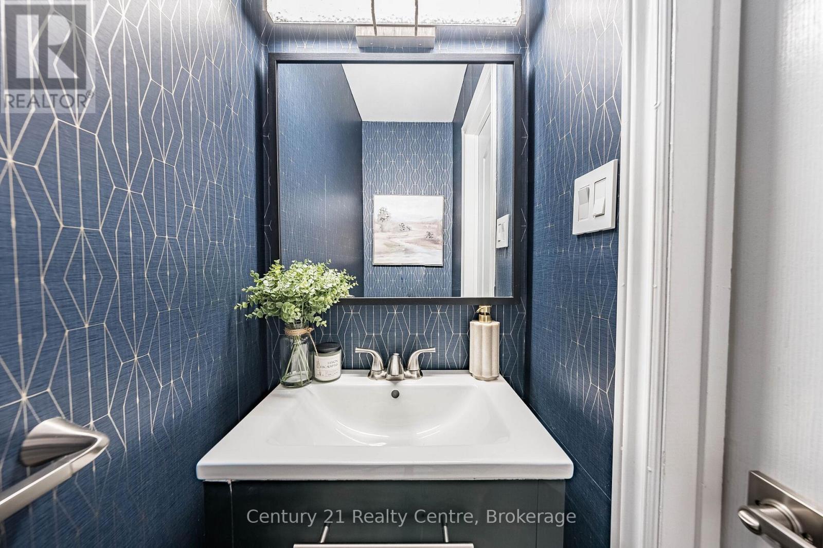 1537 Westminster Place, Burlington, ON - Indoor Photo Showing Bathroom