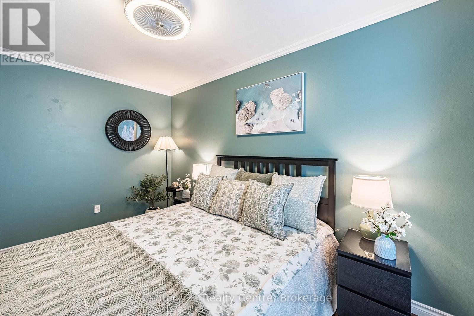 1537 Westminster Place, Burlington, ON - Indoor Photo Showing Bedroom