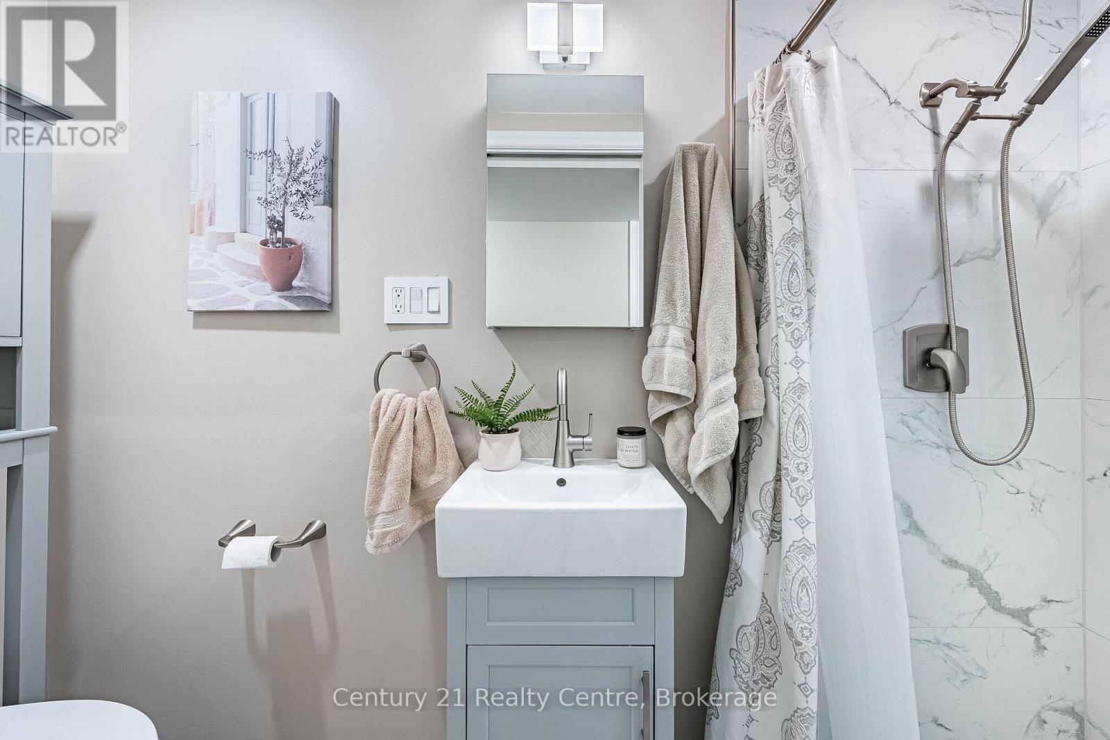 1537 Westminster Place, Burlington, ON - Indoor Photo Showing Bathroom