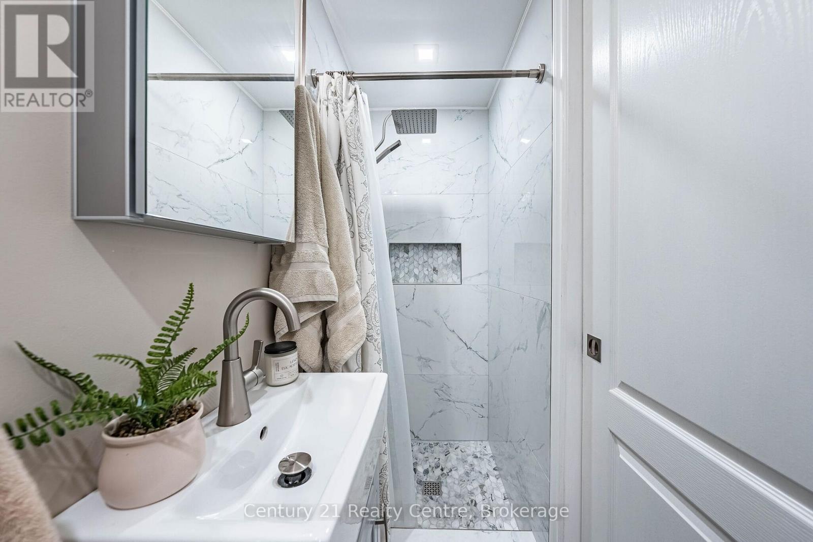 1537 Westminster Place, Burlington, ON - Indoor Photo Showing Bathroom