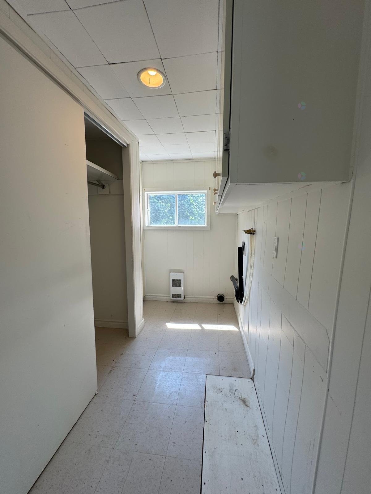 Salle de lavage - 3 Av. Stirling, Montréal (Lasalle), QC - Indoor Photo Showing Other Room