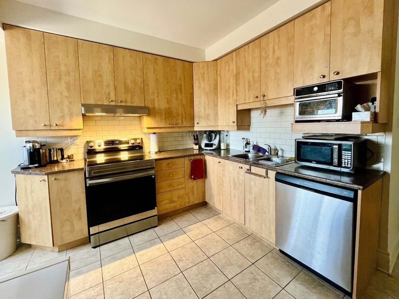 Cuisine - 3 Av. Stirling, Montréal (Lasalle), QC - Indoor Photo Showing Kitchen With Double Sink