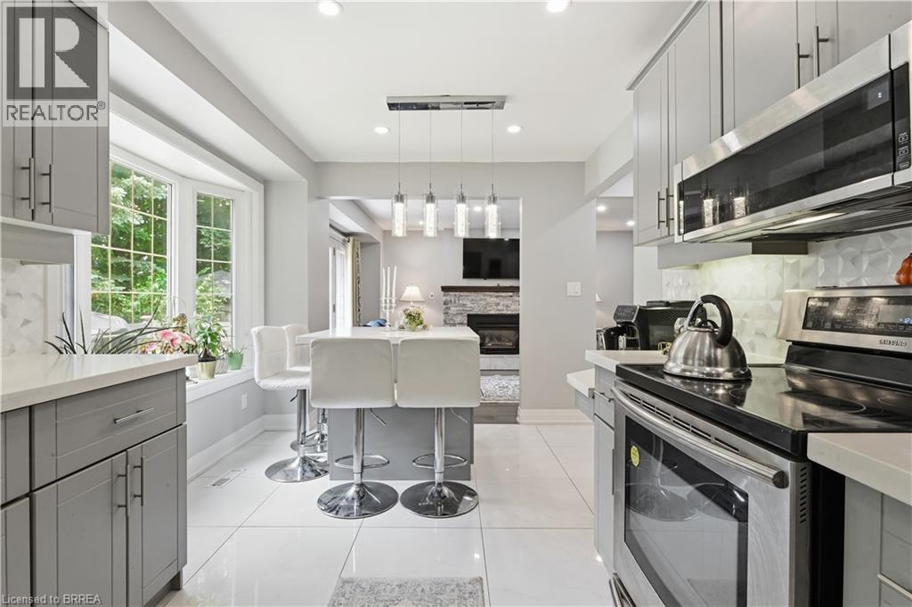 512 Hawthorne Crescent, Milton, ON - Indoor Photo Showing Kitchen With Upgraded Kitchen