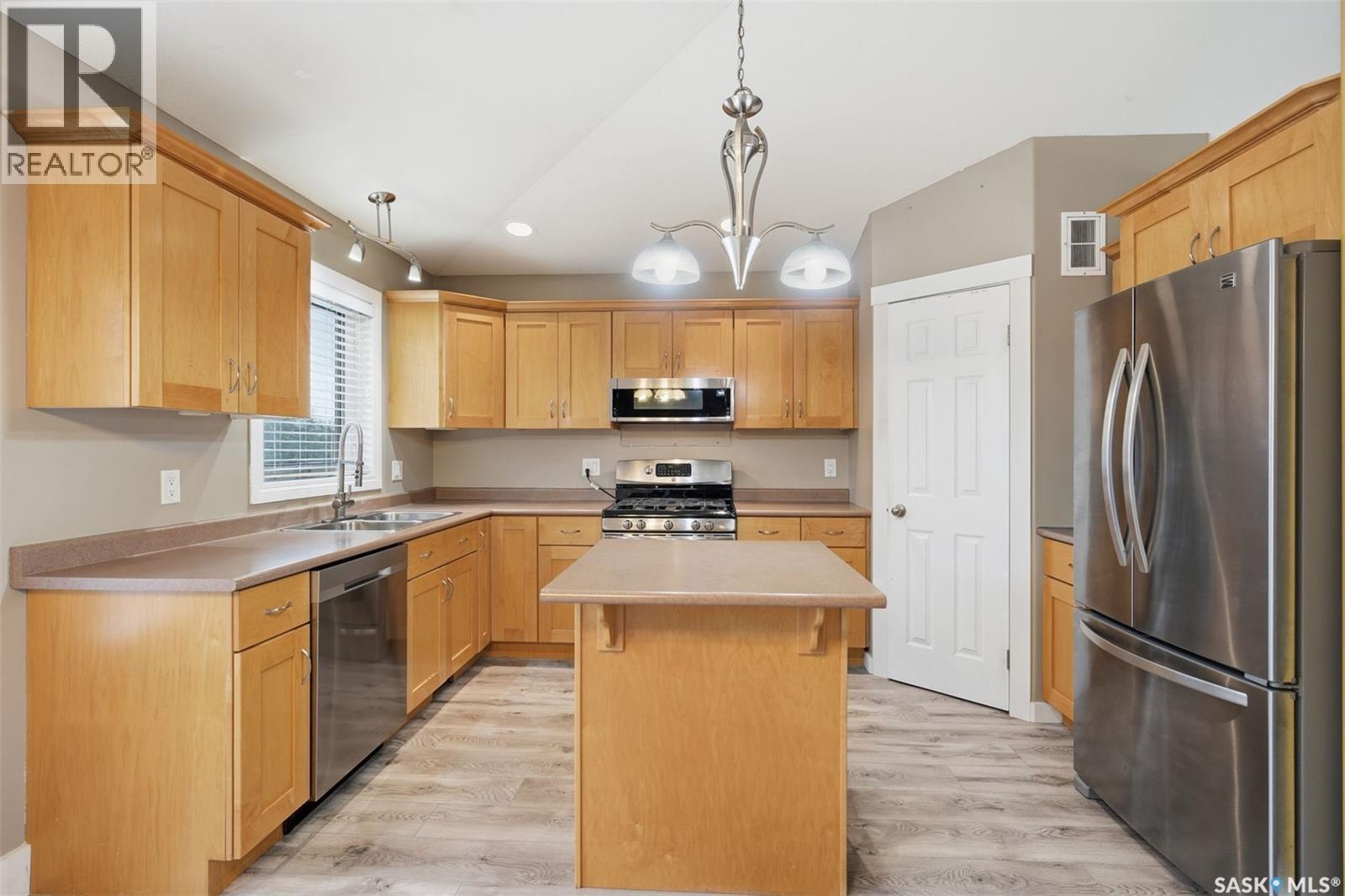 512 Ens Lane, Warman, SK - Indoor Photo Showing Kitchen With Double Sink