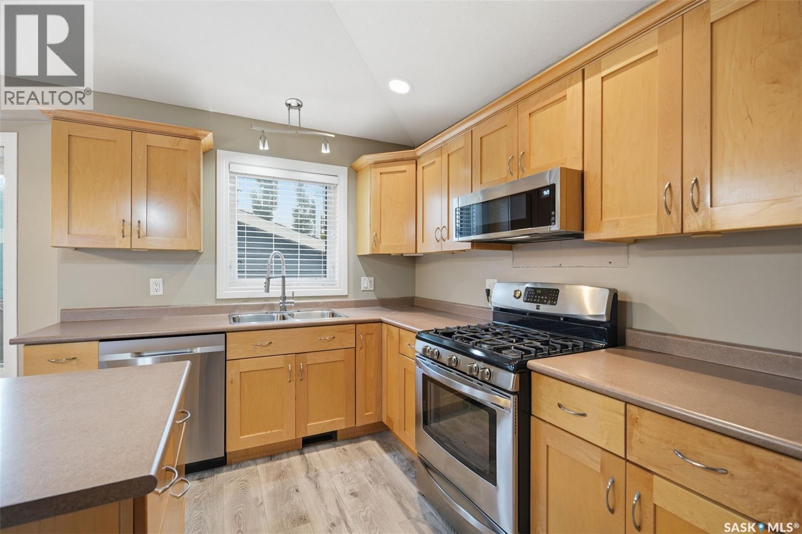 512 Ens Lane, Warman, SK - Indoor Photo Showing Kitchen With Double Sink