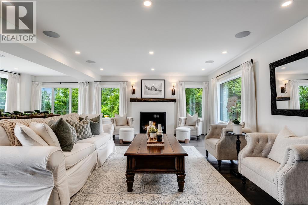 24 Bayshore, Leamington, ON - Indoor Photo Showing Living Room