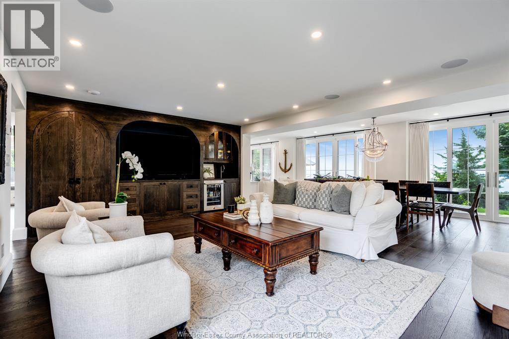 24 Bayshore, Leamington, ON - Indoor Photo Showing Living Room
