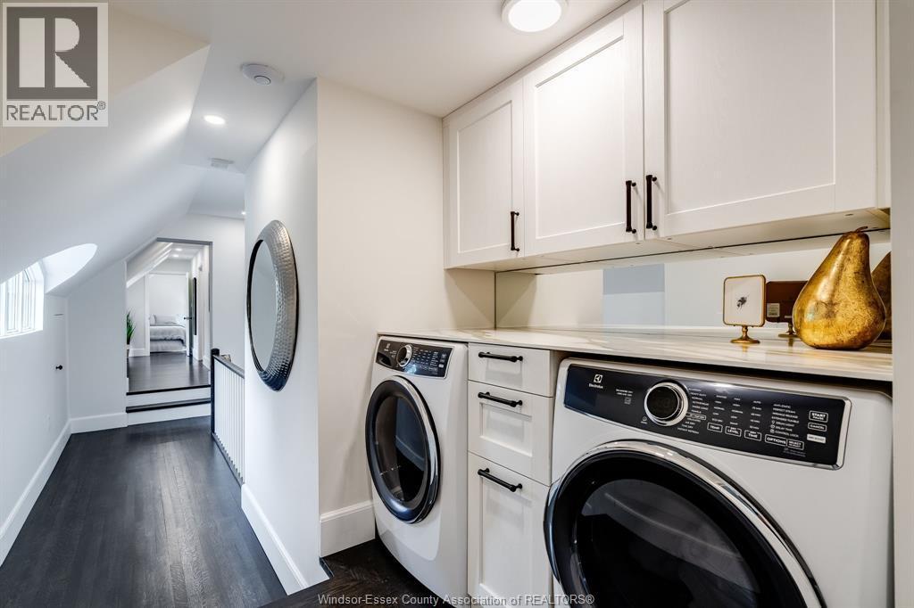 24 Bayshore, Leamington, ON - Indoor Photo Showing Laundry Room