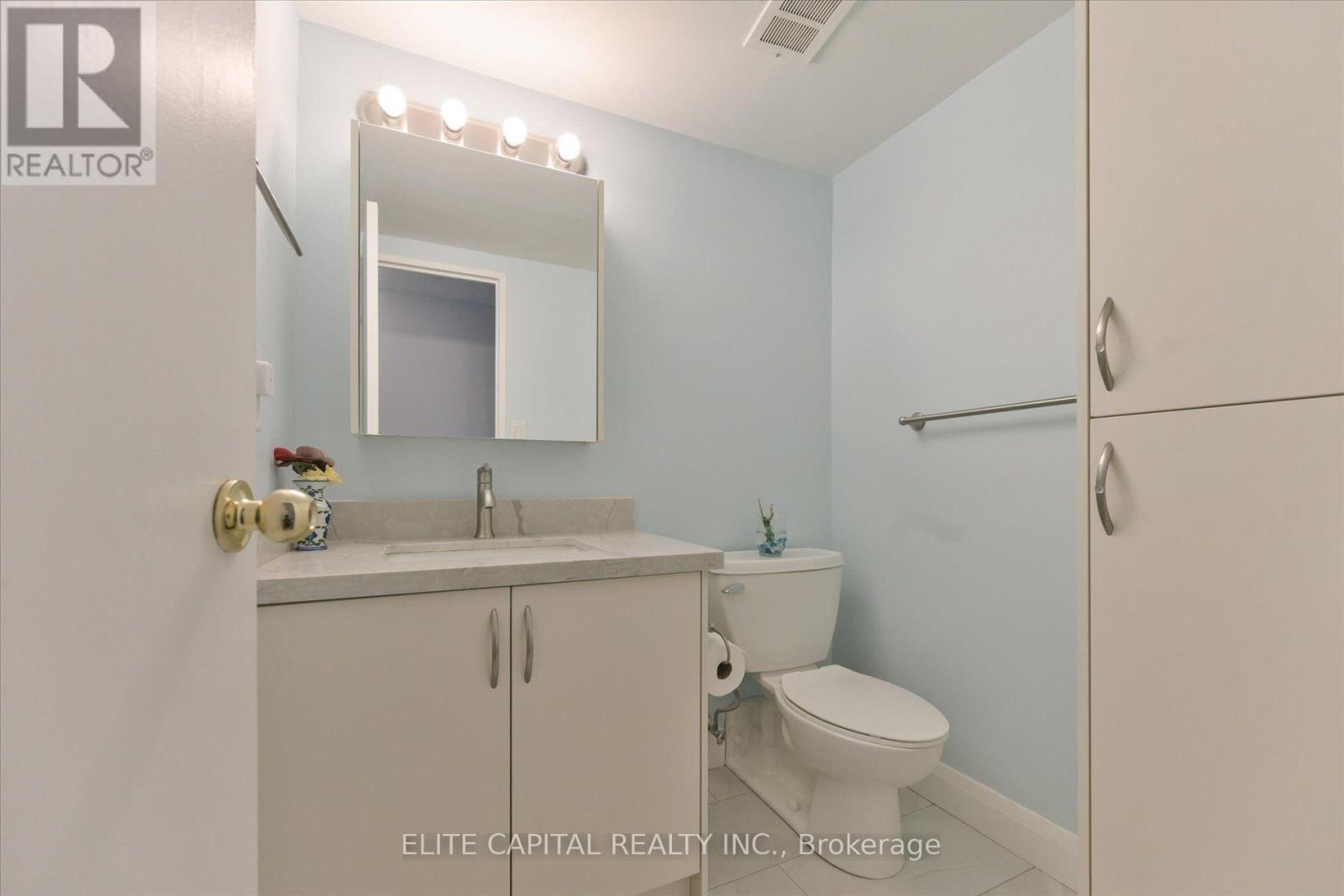#1710 - 11 Wincott Drive, Toronto, ON - Indoor Photo Showing Bathroom