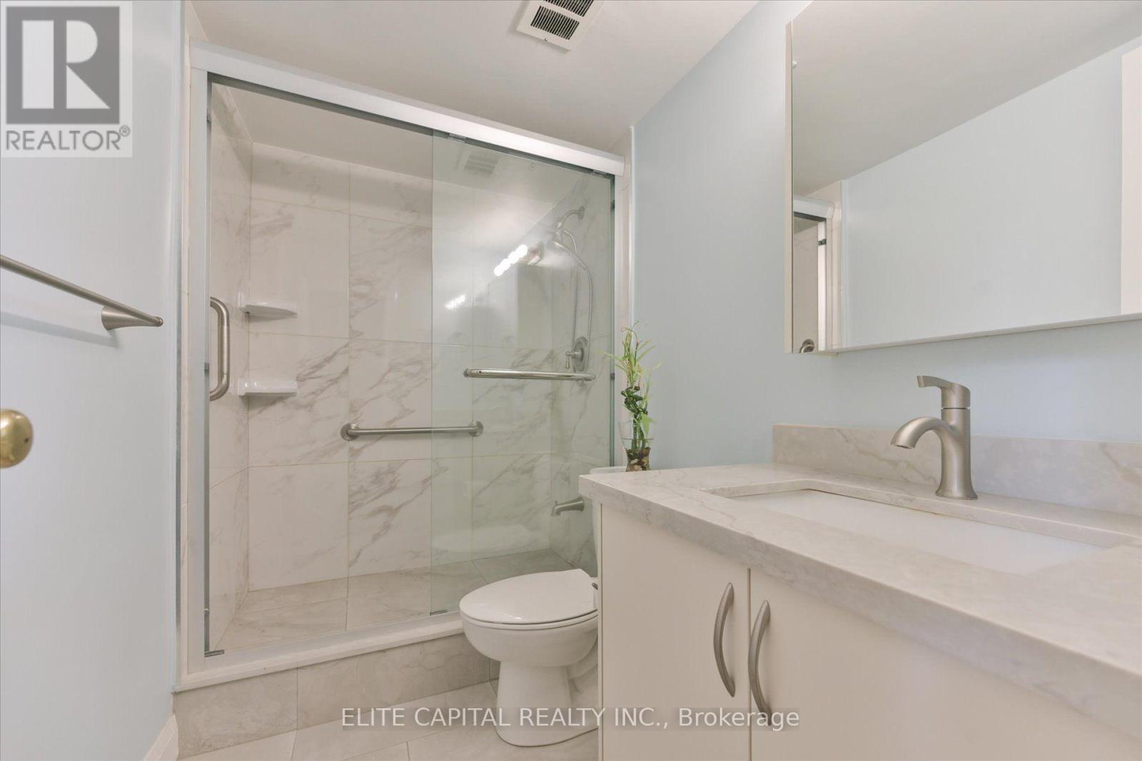 #1710 - 11 Wincott Drive, Toronto, ON - Indoor Photo Showing Bathroom
