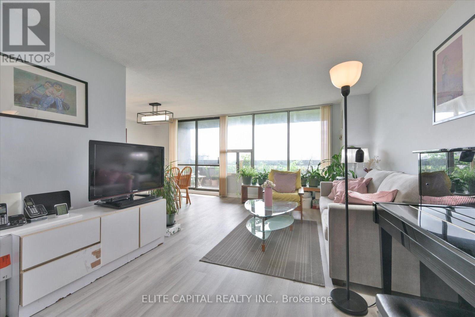 #1710 - 11 Wincott Drive, Toronto, ON - Indoor Photo Showing Living Room