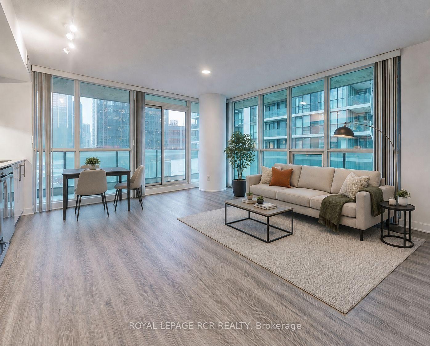 904-33 Bay Street, Toronto, ON - Indoor Photo Showing Living Room