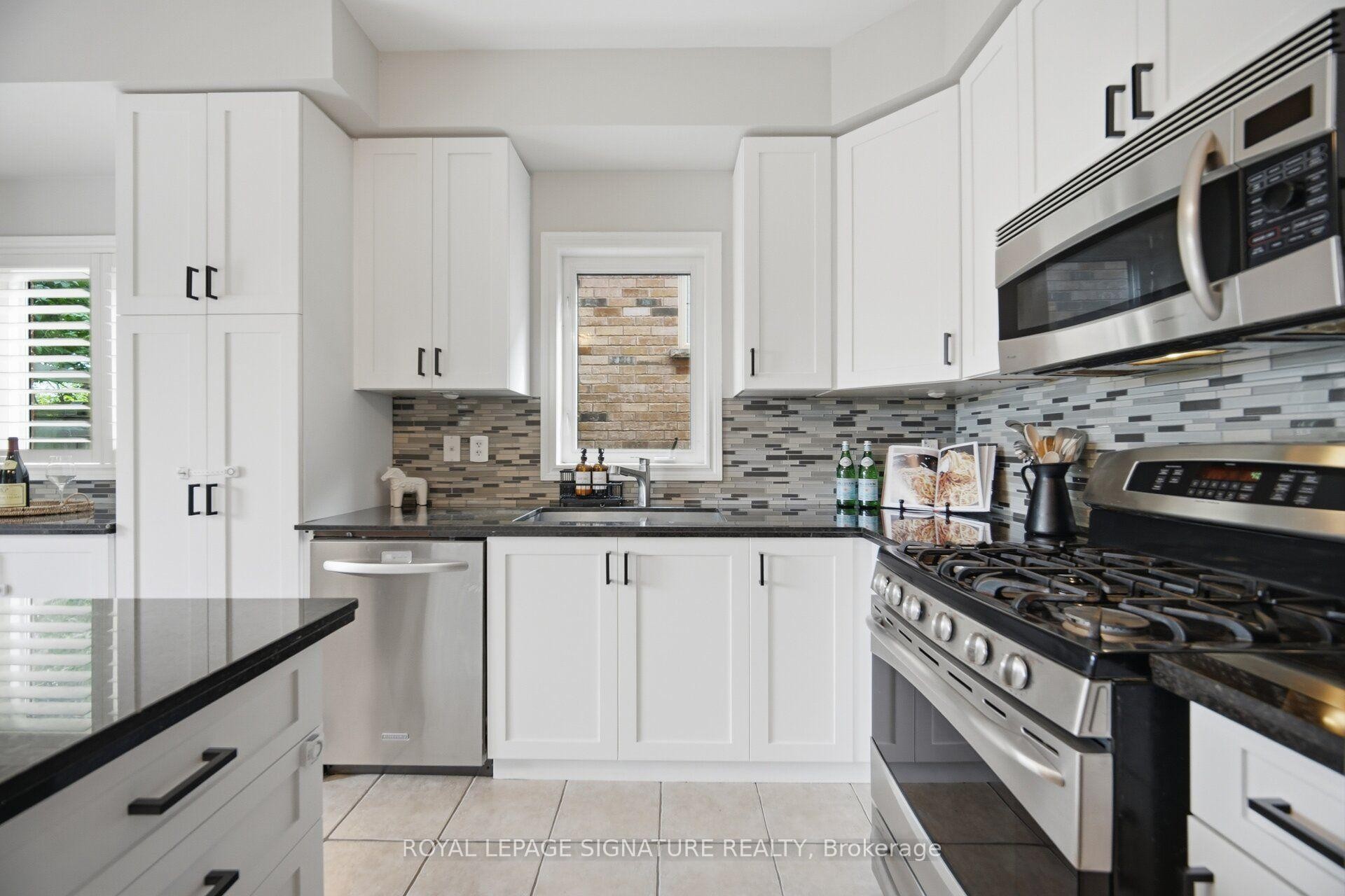 3059 Ferguson Drive, Burlington, ON - Indoor Photo Showing Kitchen With Upgraded Kitchen