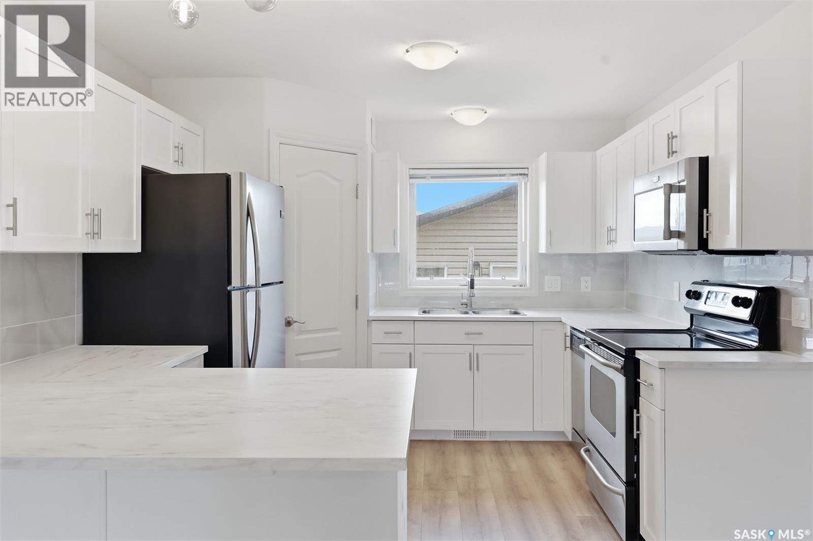 738 Lamarsh Lane, Saskatoon, SK - Indoor Photo Showing Kitchen With Upgraded Kitchen