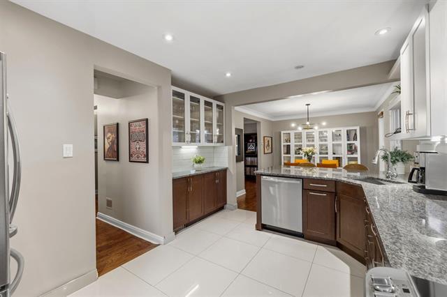 497 Brock St, Winnipeg, MB - Indoor Photo Showing Kitchen