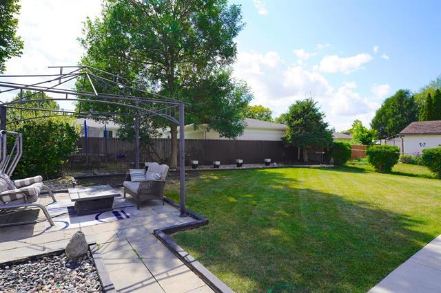 58 Amelia Cr, Winnipeg, MB - Outdoor With Backyard
