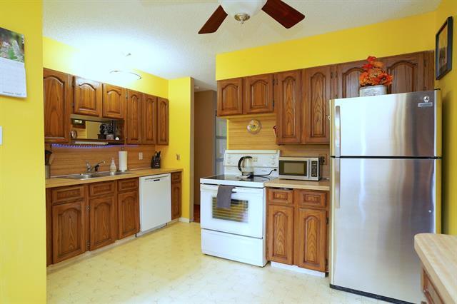 58 Amelia Cr, Winnipeg, MB - Indoor Photo Showing Kitchen With Double Sink