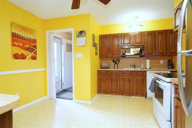 58 Amelia Cr, Winnipeg, MB - Indoor Photo Showing Kitchen With Double Sink