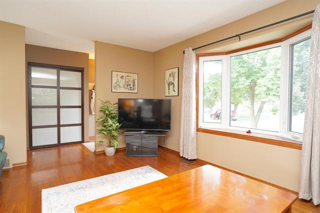 58 Amelia Cr, Winnipeg, MB - Indoor Photo Showing Living Room