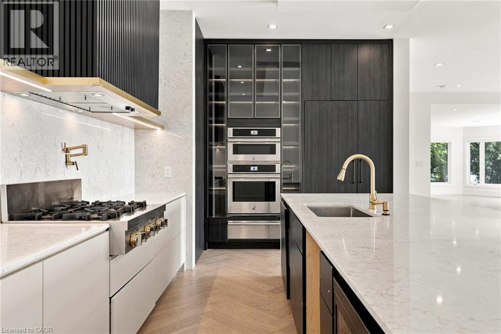 100 Appleby Place, Burlington, ON - Indoor Photo Showing Kitchen With Upgraded Kitchen