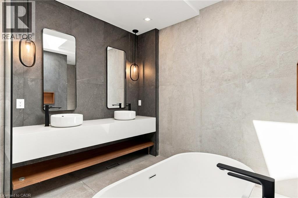 100 Appleby Place, Burlington, ON - Indoor Photo Showing Bathroom