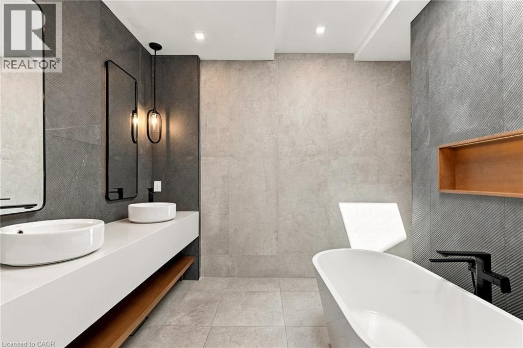 100 Appleby Place, Burlington, ON - Indoor Photo Showing Bathroom