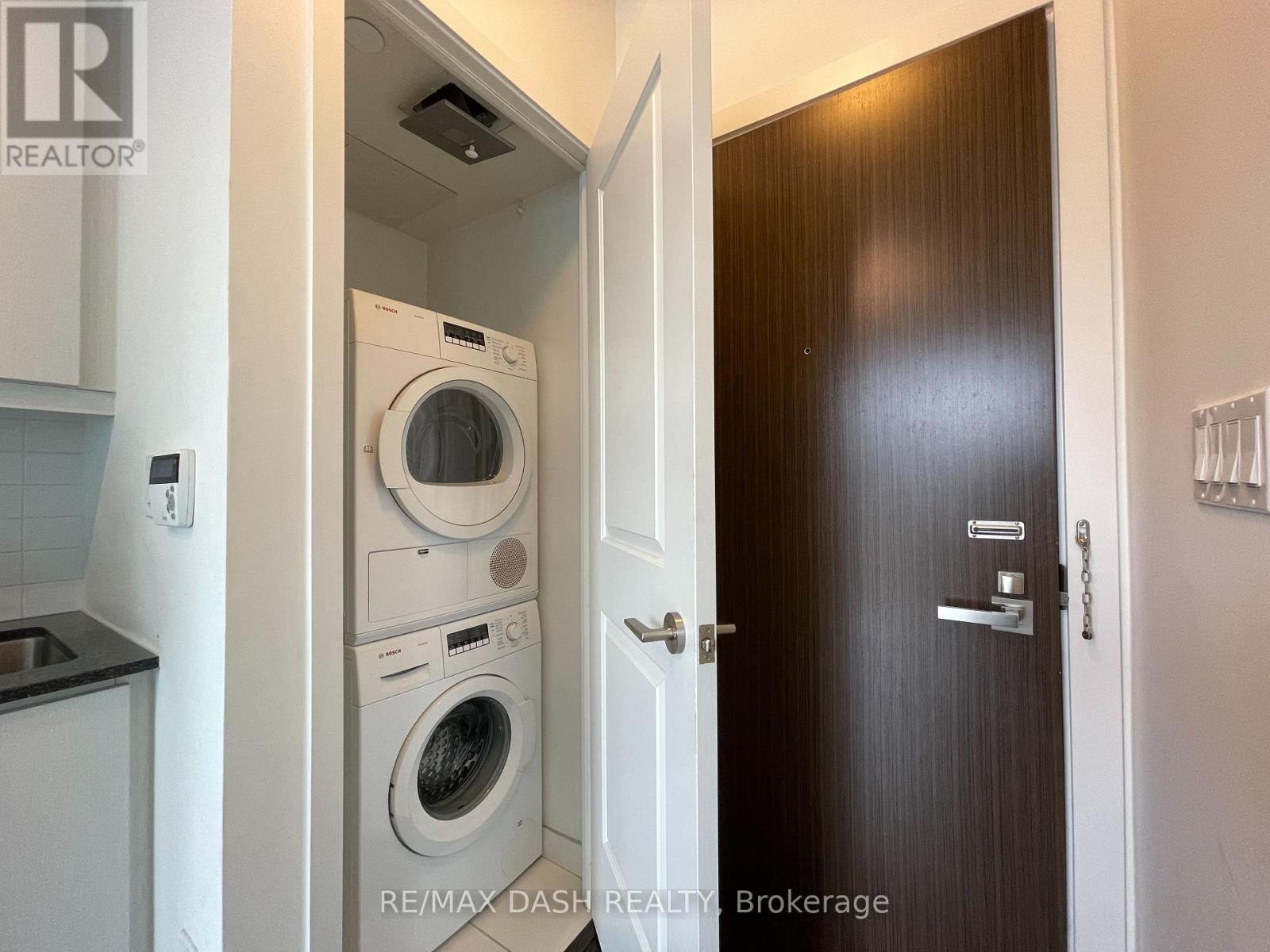 1005 - 1 The Esplanade Drive, Toronto, ON - Indoor Photo Showing Laundry Room