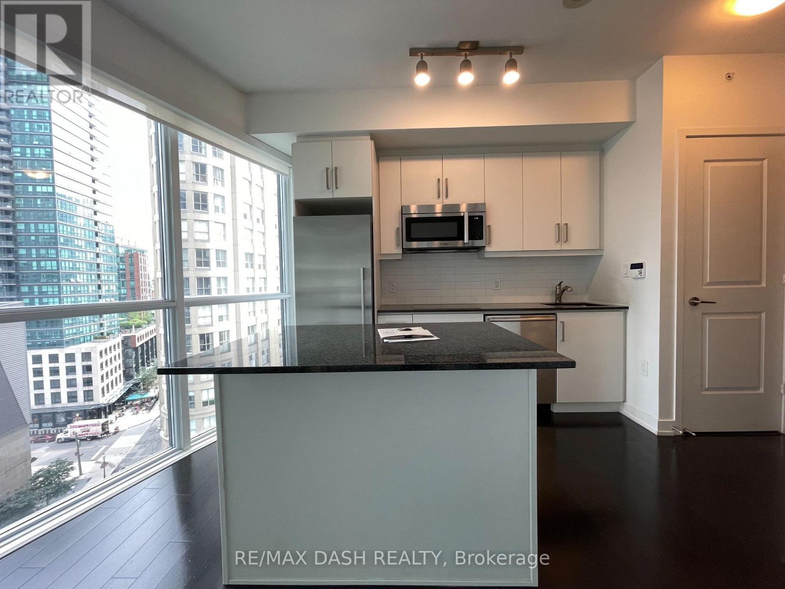 1005 - 1 The Esplanade Drive, Toronto, ON - Indoor Photo Showing Kitchen