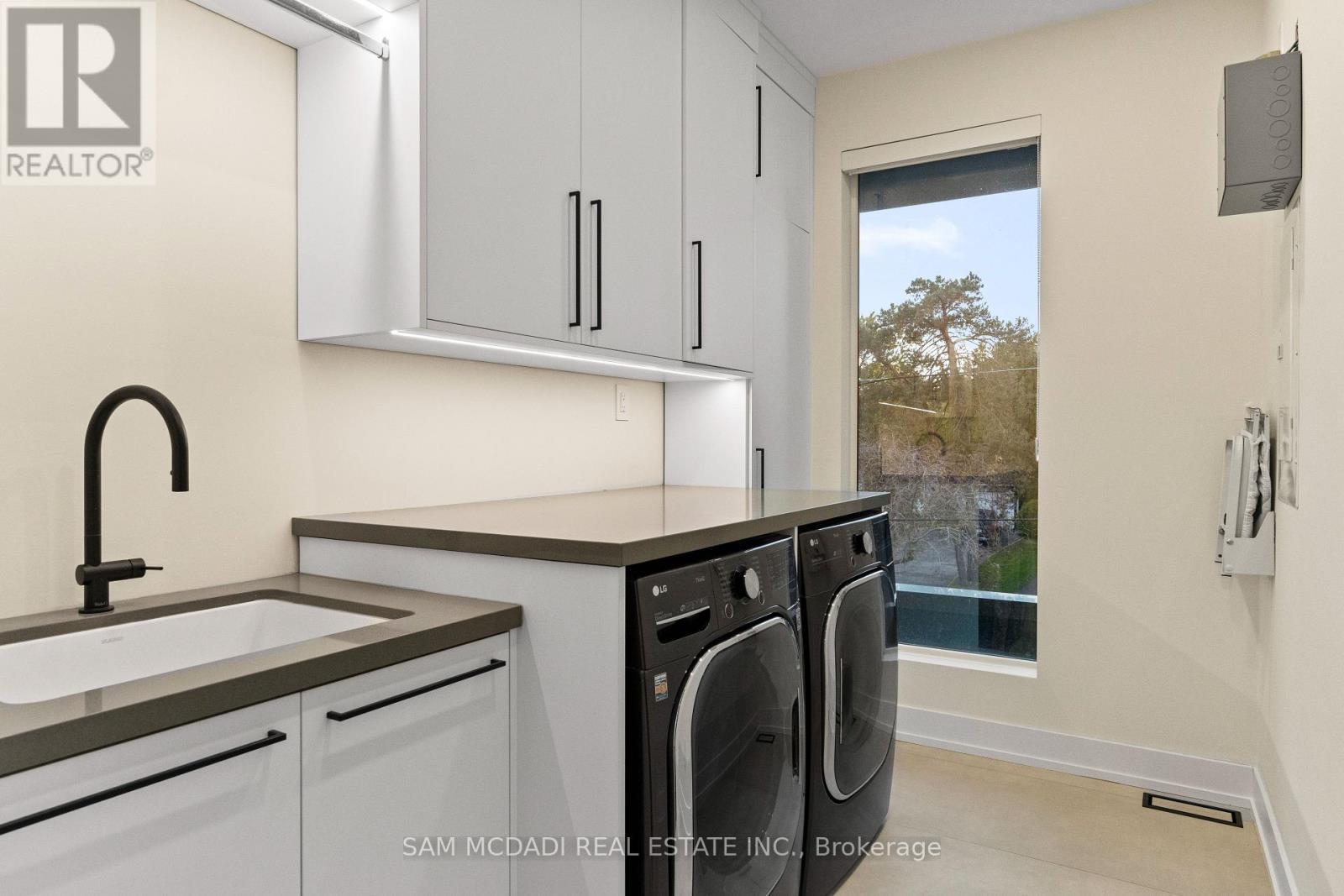2075 Shawanaga Trail, Mississauga, ON - Indoor Photo Showing Laundry Room