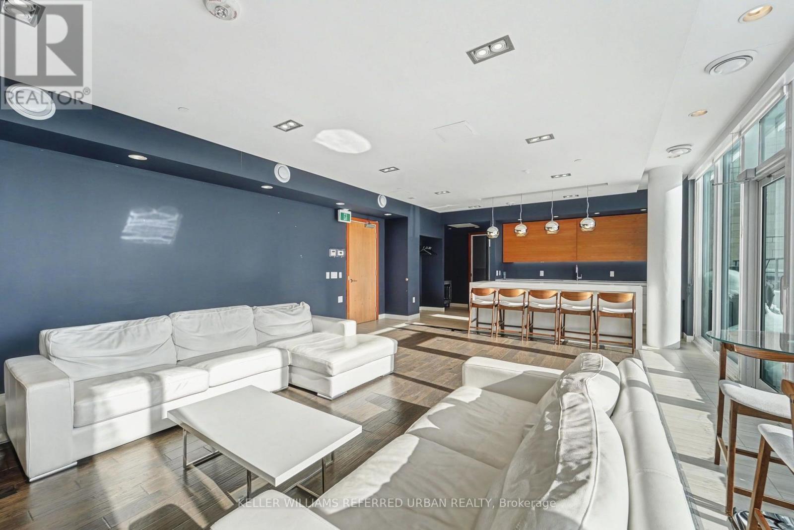 111 - 2800 Keele Street, Toronto, ON - Indoor Photo Showing Living Room
