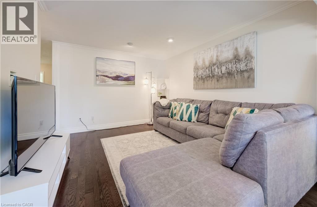 451 Burnett Avenue, Cambridge, ON - Indoor Photo Showing Living Room