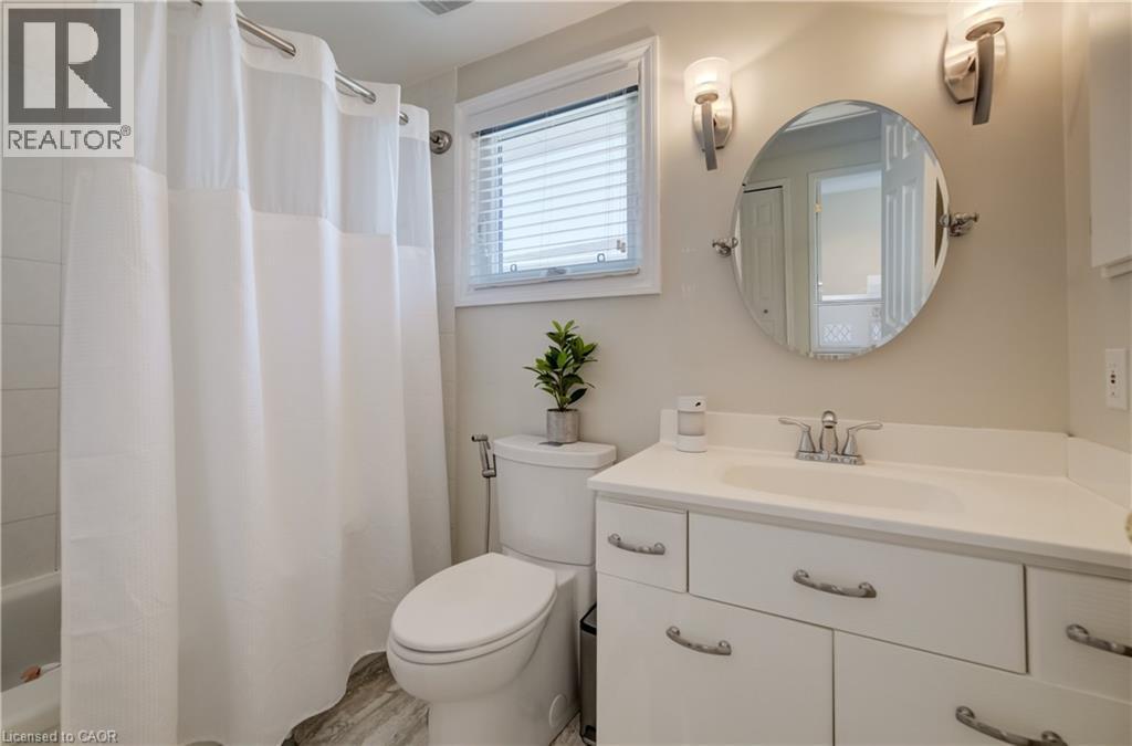451 Burnett Avenue, Cambridge, ON - Indoor Photo Showing Bathroom