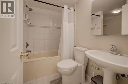 451 Burnett Avenue, Cambridge, ON - Indoor Photo Showing Bathroom