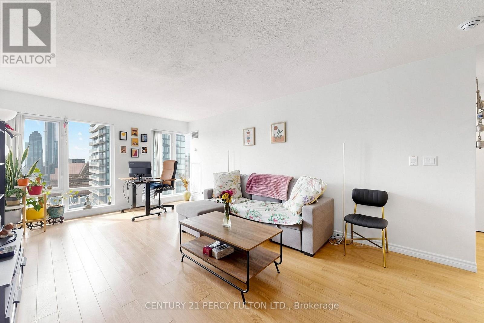 4106 - 210 Victoria Street, Toronto, ON - Indoor Photo Showing Living Room