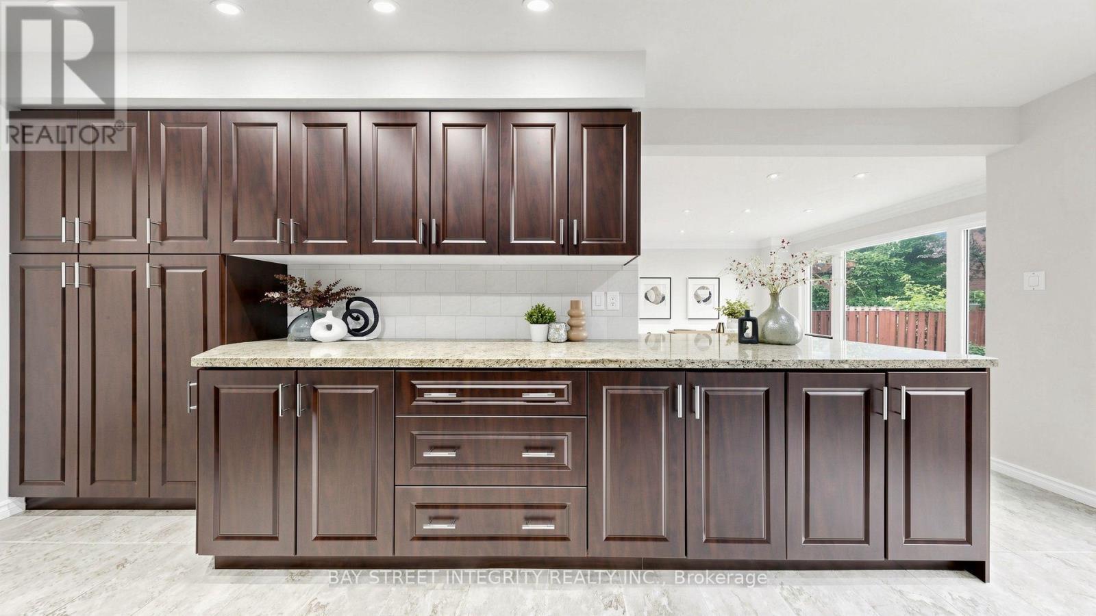 41 Jonathan Gate, Vaughan, ON - Indoor Photo Showing Kitchen
