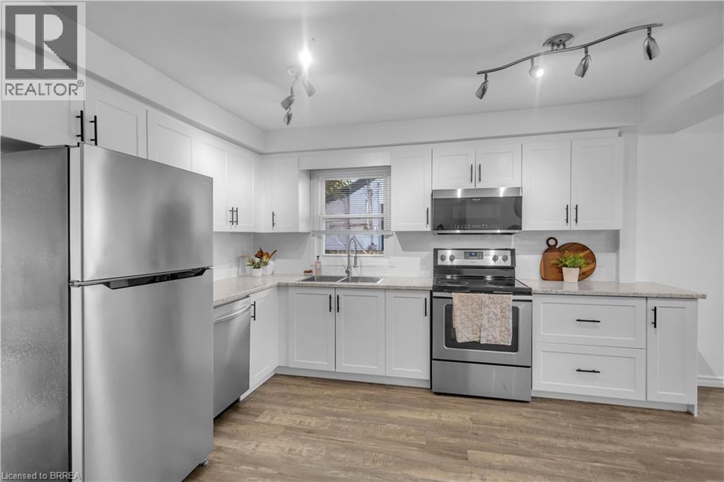74 Eighth Avenue, Brantford, ON - Indoor Photo Showing Kitchen