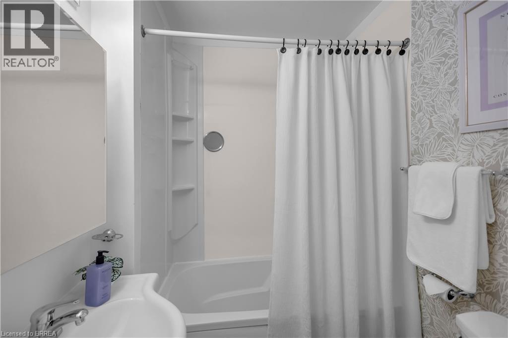 74 Eighth Avenue, Brantford, ON - Indoor Photo Showing Bathroom