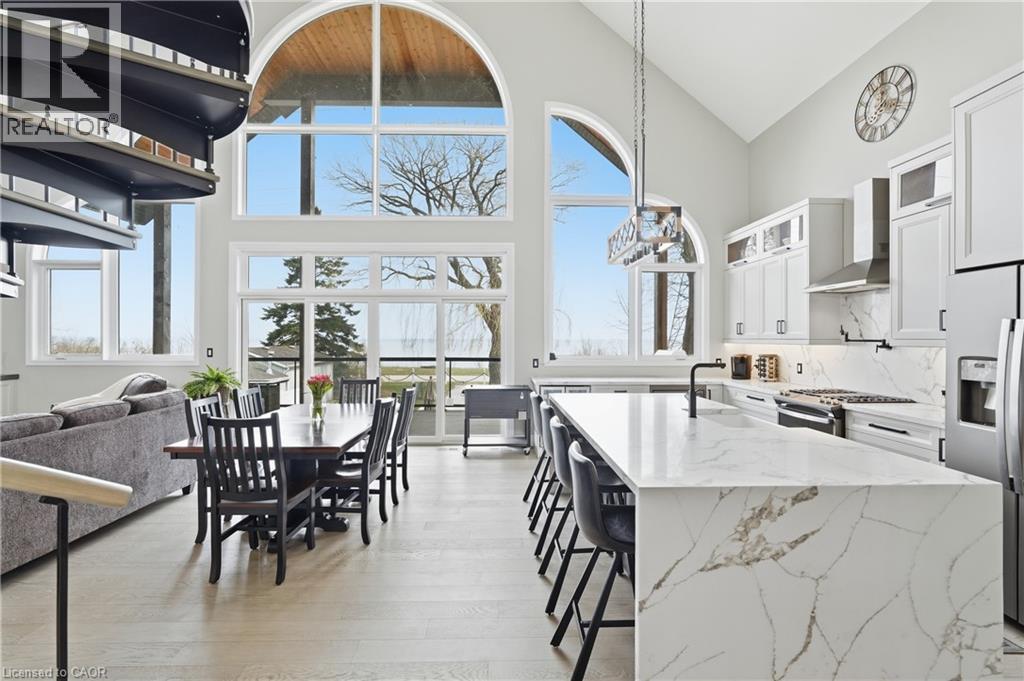 207 Beach Boulevard, Hamilton, ON - Indoor