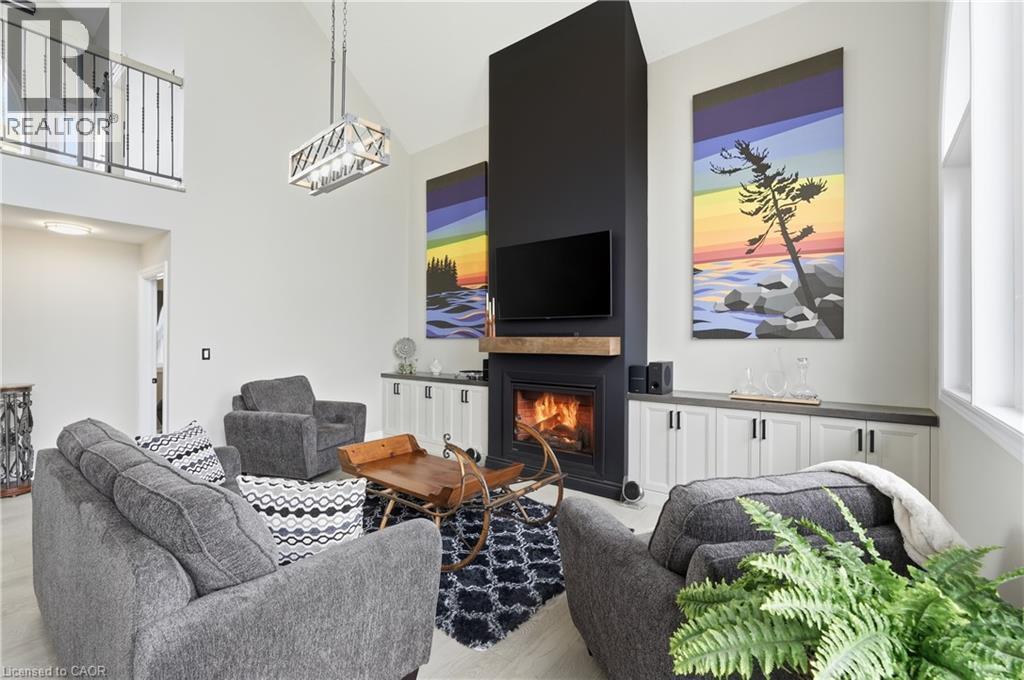 207 Beach Boulevard, Hamilton, ON - Indoor Photo Showing Living Room With Fireplace