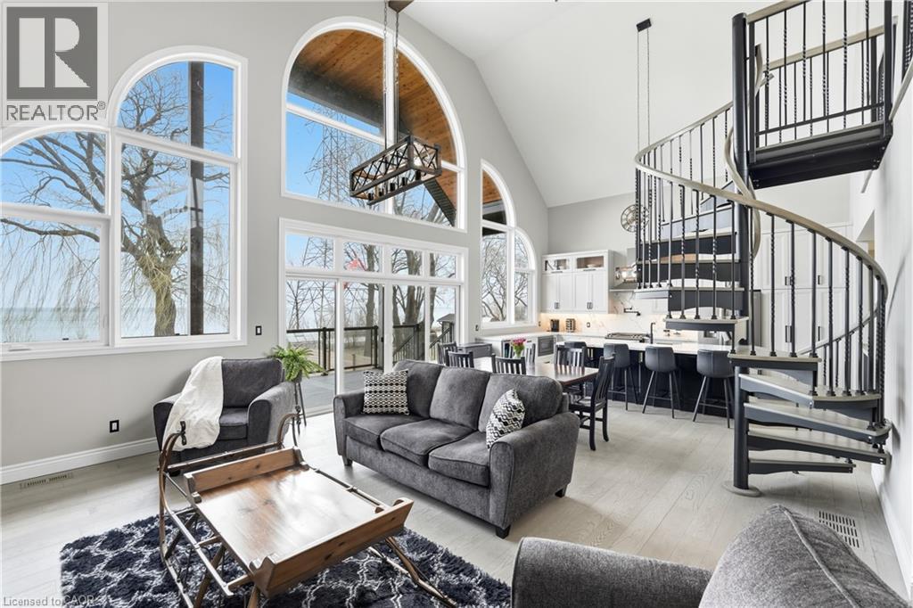 207 Beach Boulevard, Hamilton, ON - Indoor Photo Showing Living Room
