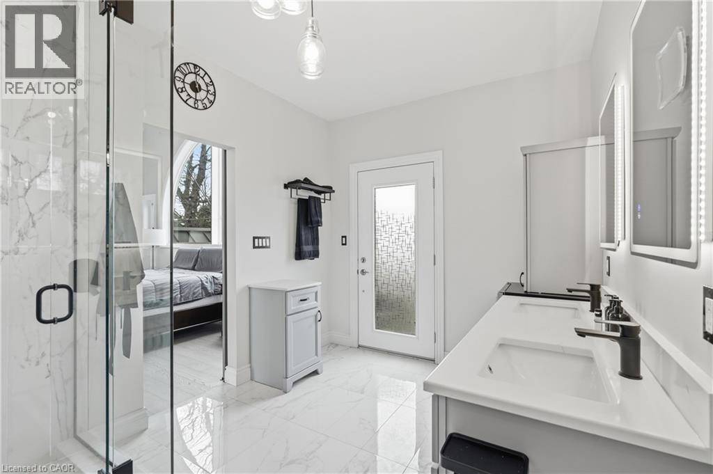 207 Beach Boulevard, Hamilton, ON - Indoor