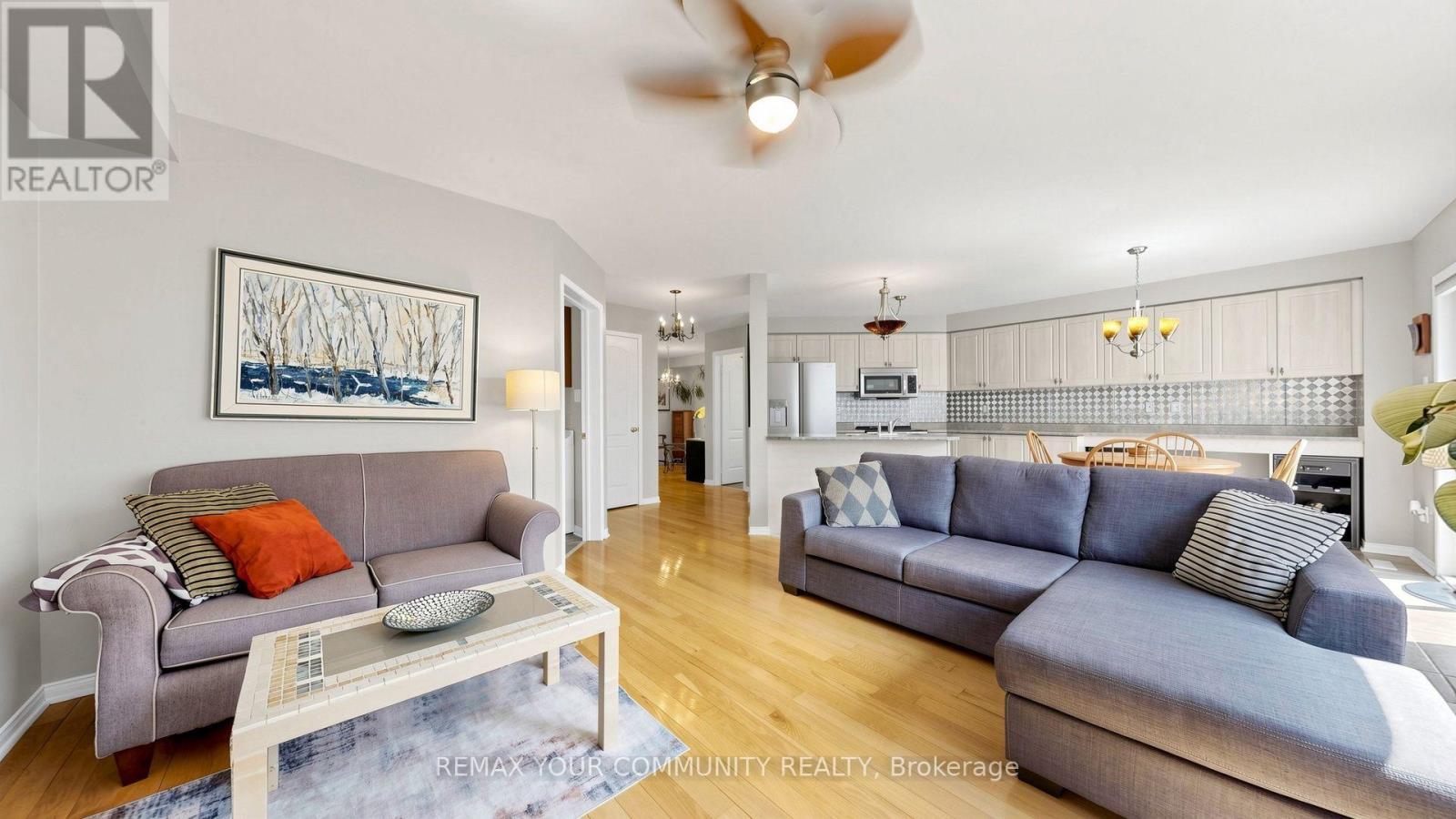 230 Hammersly Boulevard, Markham, ON - Indoor Photo Showing Living Room