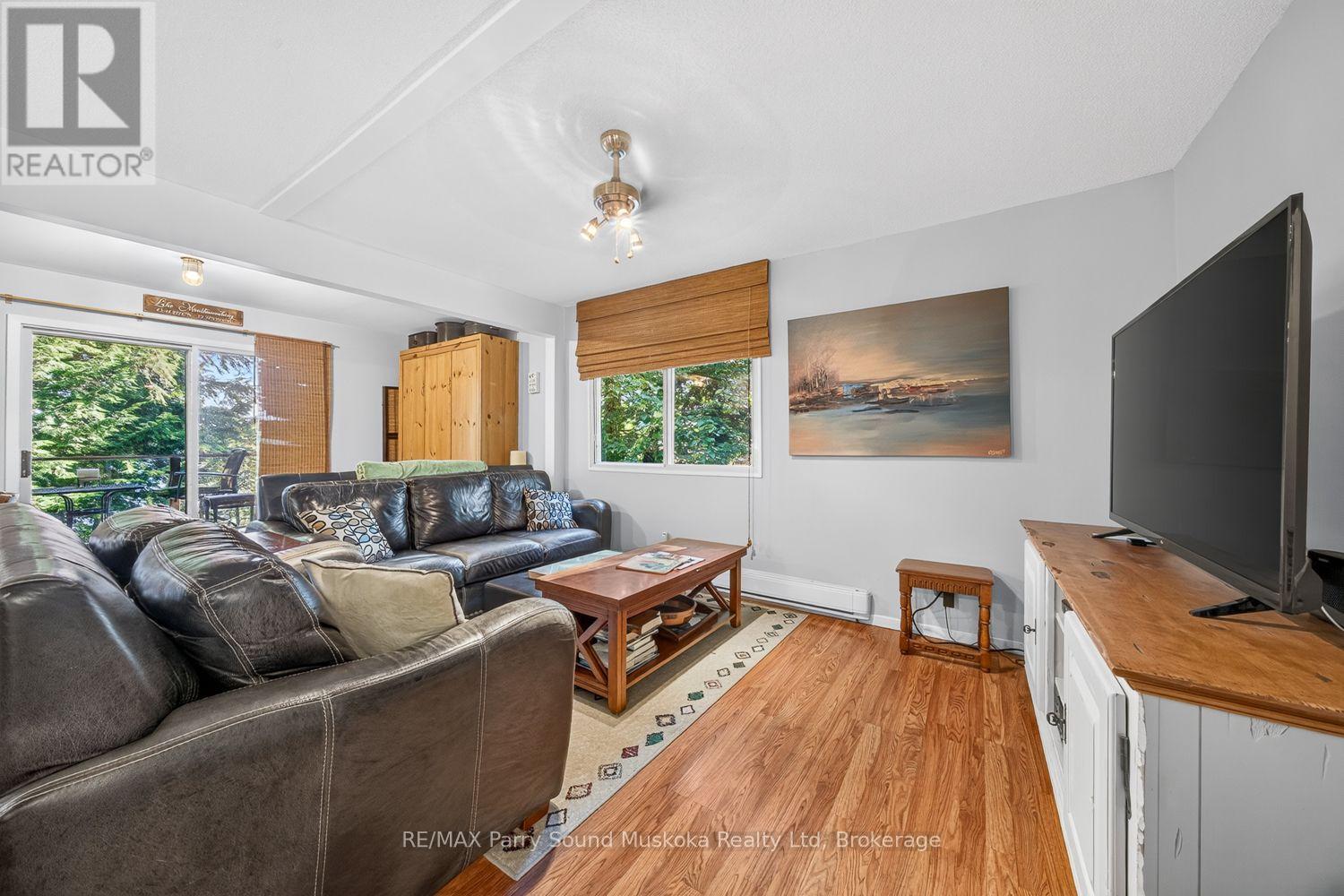 12 Silver Birch Circle, Mckellar, ON - Indoor Photo Showing Living Room