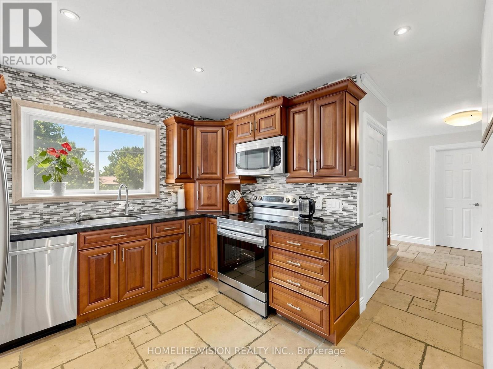 9 Lyndfield Crescent, Brampton, ON - Indoor Photo Showing Kitchen
