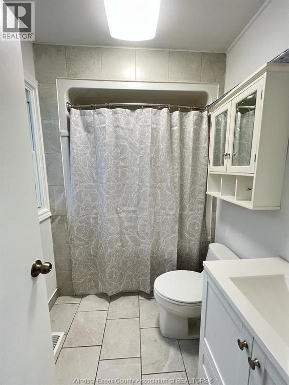 1058 California, Windsor, ON - Indoor Photo Showing Bathroom