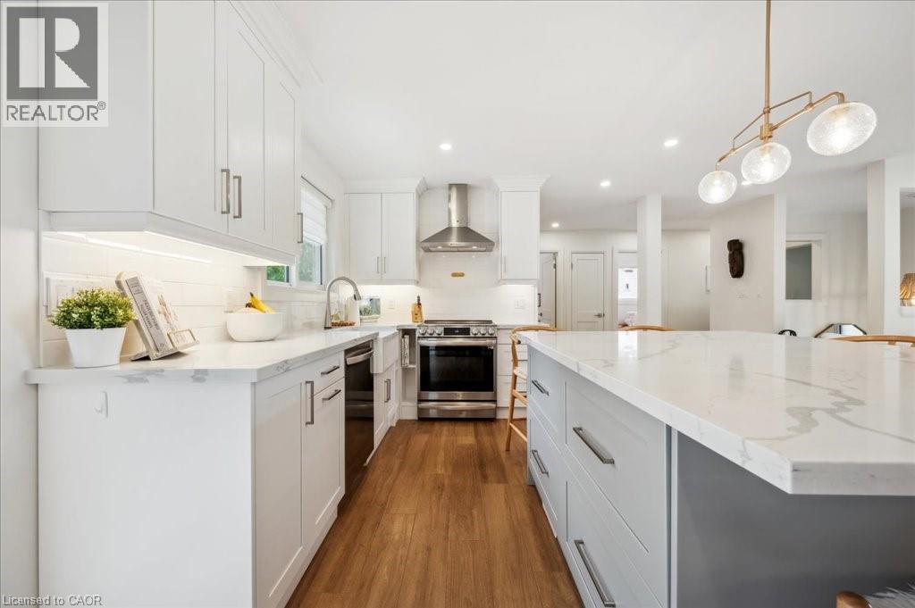 303 Martindale Crescent, Waterloo, ON - Indoor Photo Showing Kitchen With Upgraded Kitchen