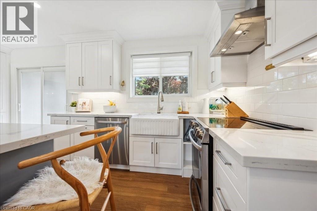 303 Martindale Crescent, Waterloo, ON - Indoor Photo Showing Kitchen With Upgraded Kitchen