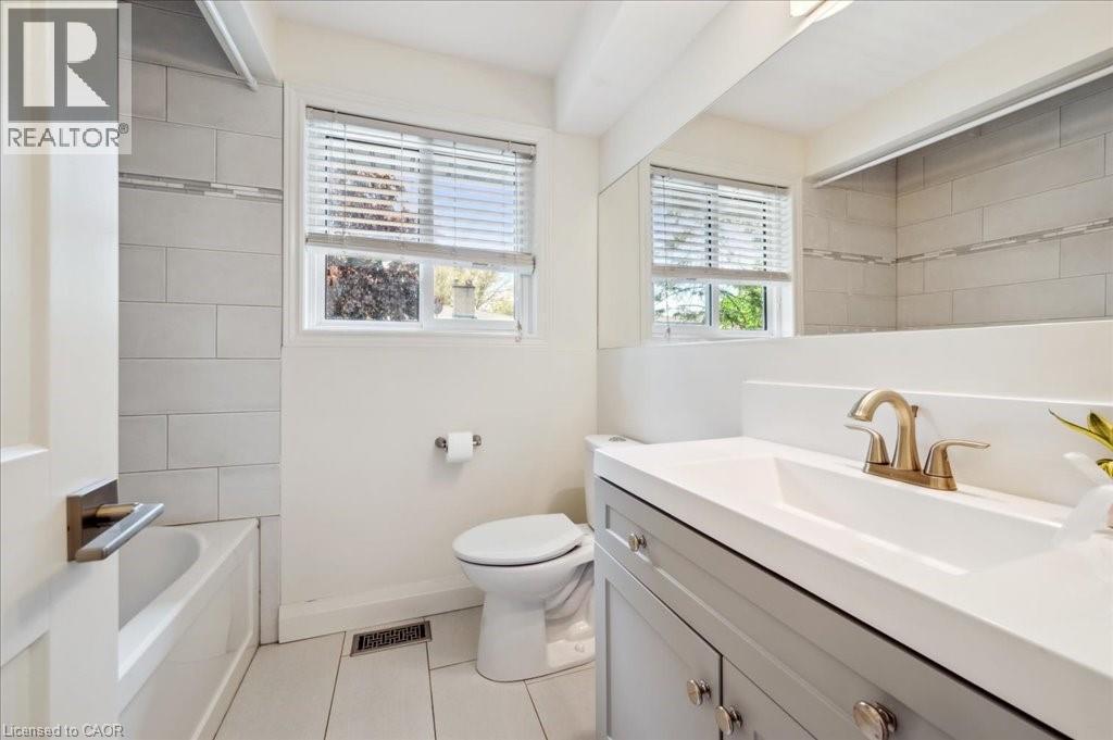 303 Martindale Crescent, Waterloo, ON - Indoor Photo Showing Bathroom
